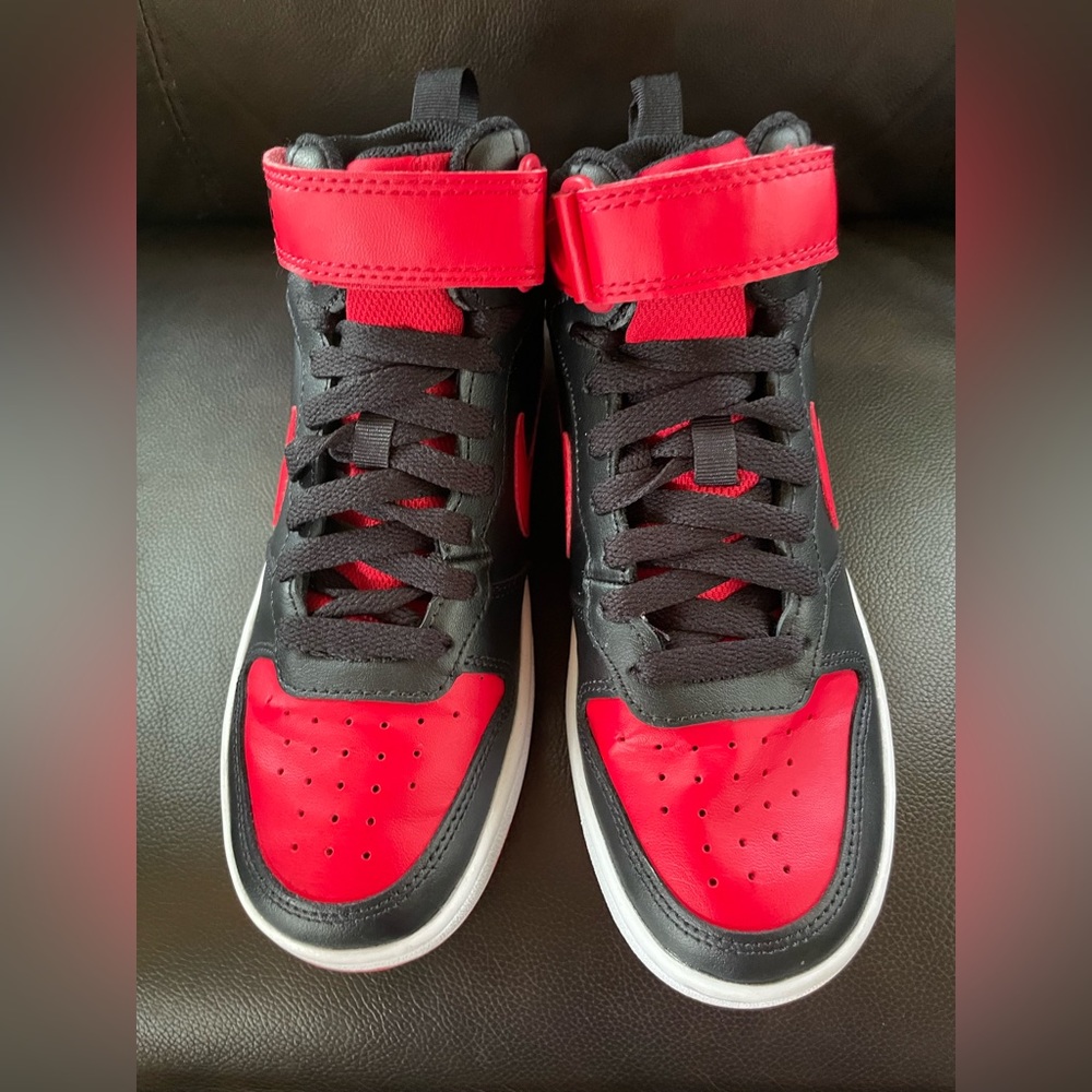 Kid’s Nike Court Borough 2 Mid bred- Size 3.5